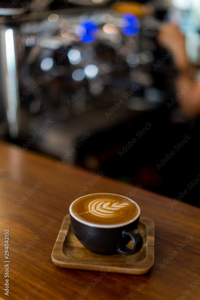 Fototapeta kawa latte art na drewnianym stole w kawiarni