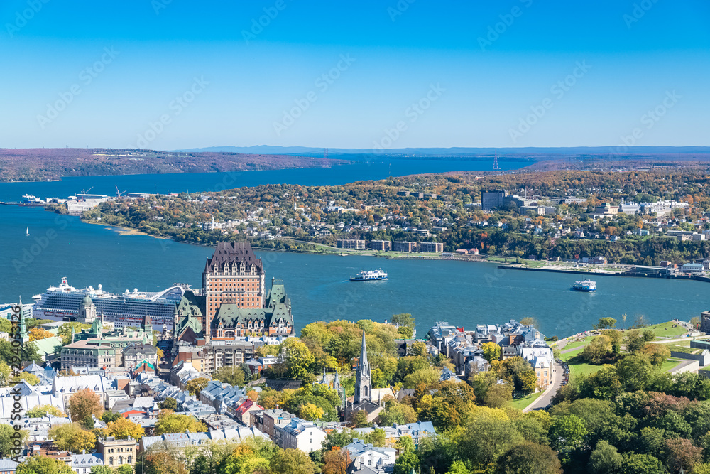 Naklejka premium Quebec City, panorama miasta z Chateau Frontenac i rzeką Saint-Laurent