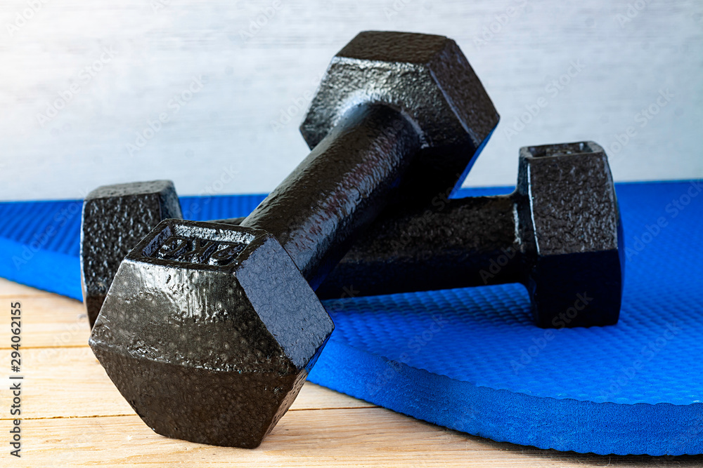 WEIGHTS TO EXERCISE ARMS ON CARPET TO MAKE SPORTS . FITNESS PHOTOGRAPHY. WEIGHTS TO EXERCISE ARMS ON CARPET TO MAKE SPORTS . FITNESS PHOTOGRAPHY.