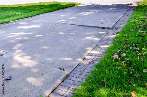 Принти на полотні Residential concrete driveway with sunken pad