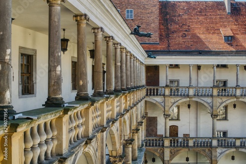 Obraz na płótnie krużganki, kolumny i balaski w renesansowym zamku Piastów w Brzegu na Śląsku w salonie
