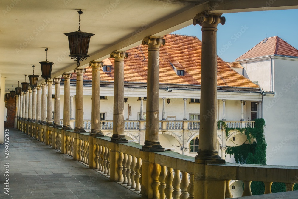 kolumny i balaski na renesansowym zamku Piastów w Brzegu na Śląsku,