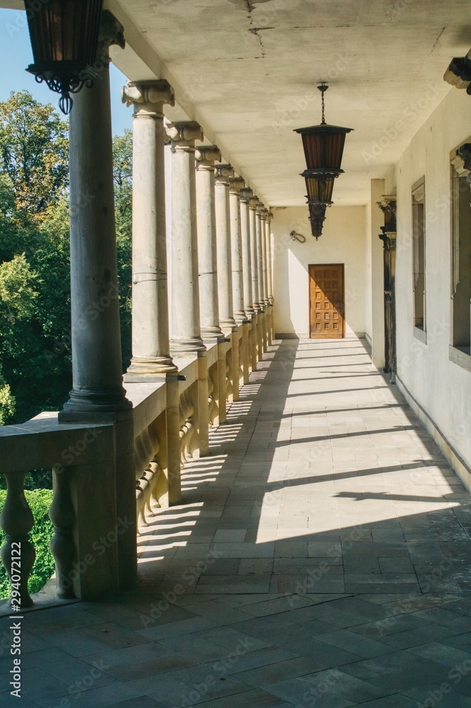 Renesansowy zamek w Brzegu na Śląsku, krużganek z kolumnami i balaskami