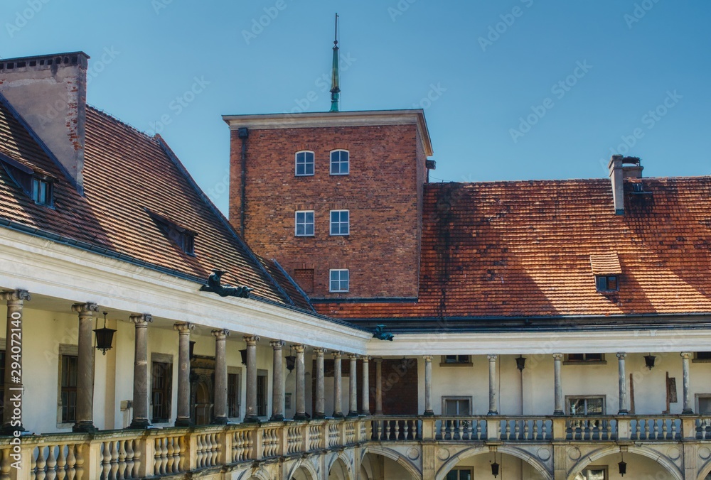 Renesansowy zamek w Brzegu na Śląsku, widok na dach zamku wieże i krużganki z kolumnami i balaskami