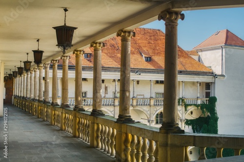 Obraz na płótnie kolumny i balaski na renesansowym zamku Piastów w Brzegu na Śląsku, w salonie