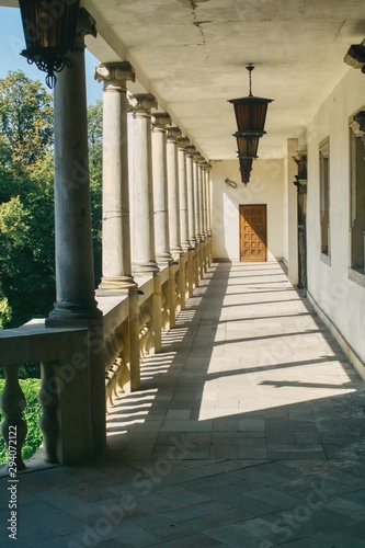 Obraz na płótnie Renesansowy zamek w Brzegu na Śląsku, krużganek z kolumnami i balaskami w salonie