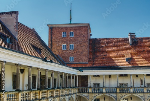 Obraz na płótnie Renesansowy zamek w Brzegu na Śląsku, widok na dach zamku wieże i krużganki z kolumnami i balaskami w salonie