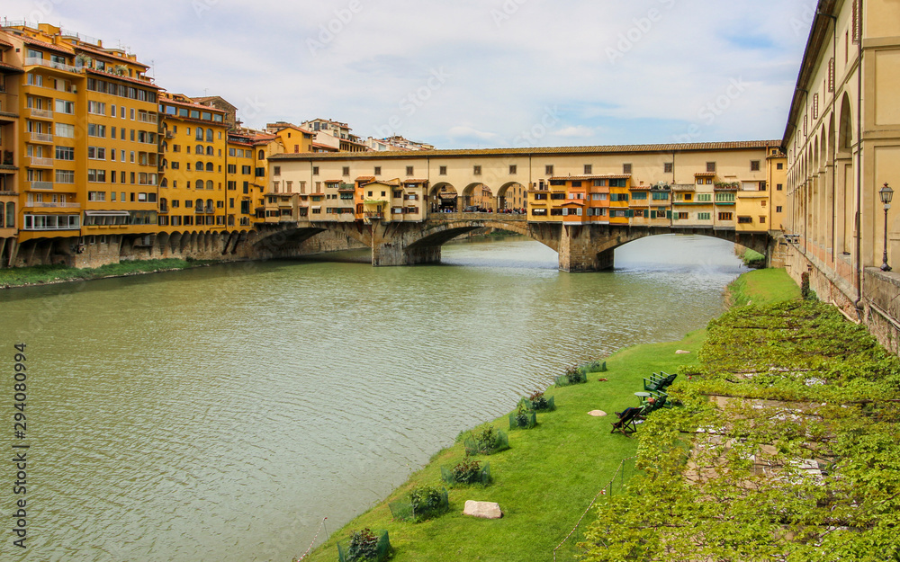 Obraz premium Ponte Vecchio in Florence, Italy. Ancient Bridge over the Arno River in one of Tuscany's biggest Tourist Attractions