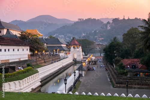 Tableau sur toile Temple of the Sacred Tooth Relic (Dalada Maligawa) at Sunset, Kandy, Sri Lanka