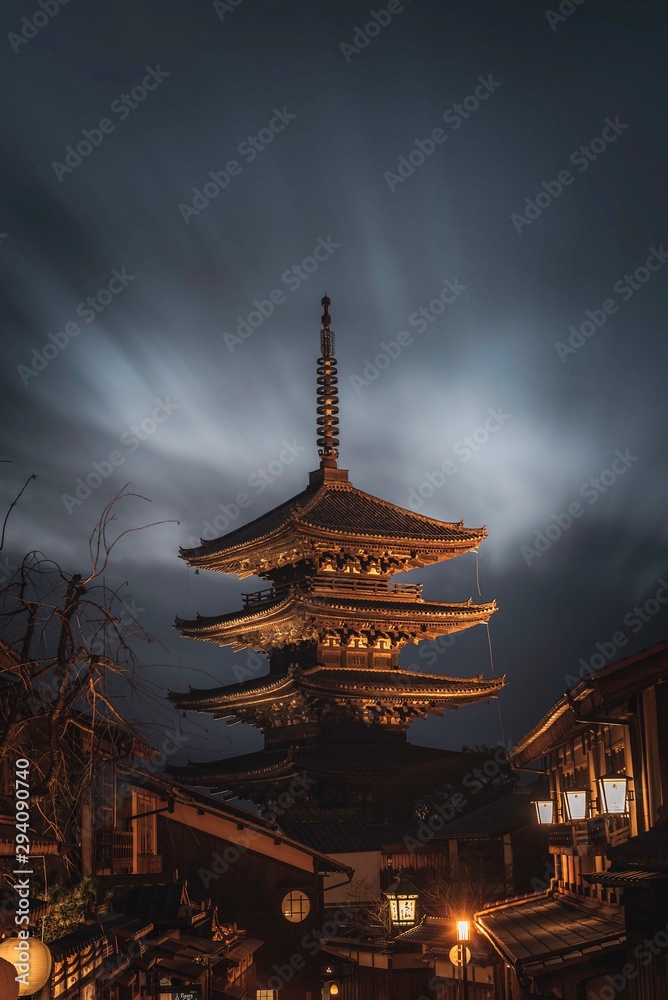 Fototapeta premium night city buildings
