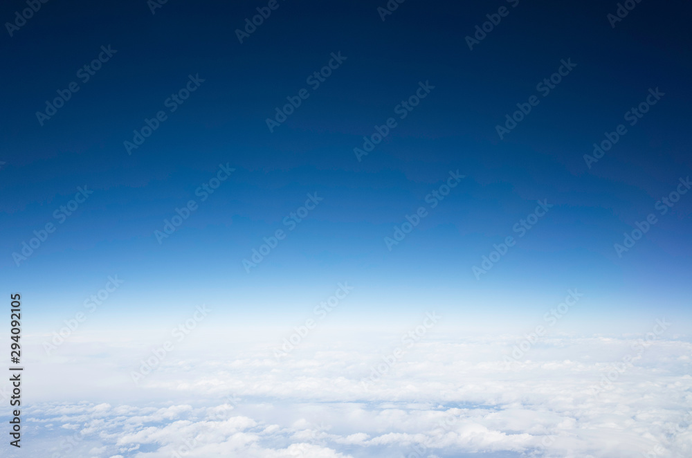 Naklejka 飛行機の窓から見た鮮やかな青空