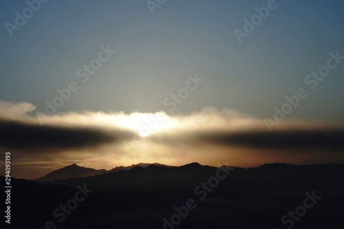 日の出前後の噴煙を噴き上げる阿蘇山