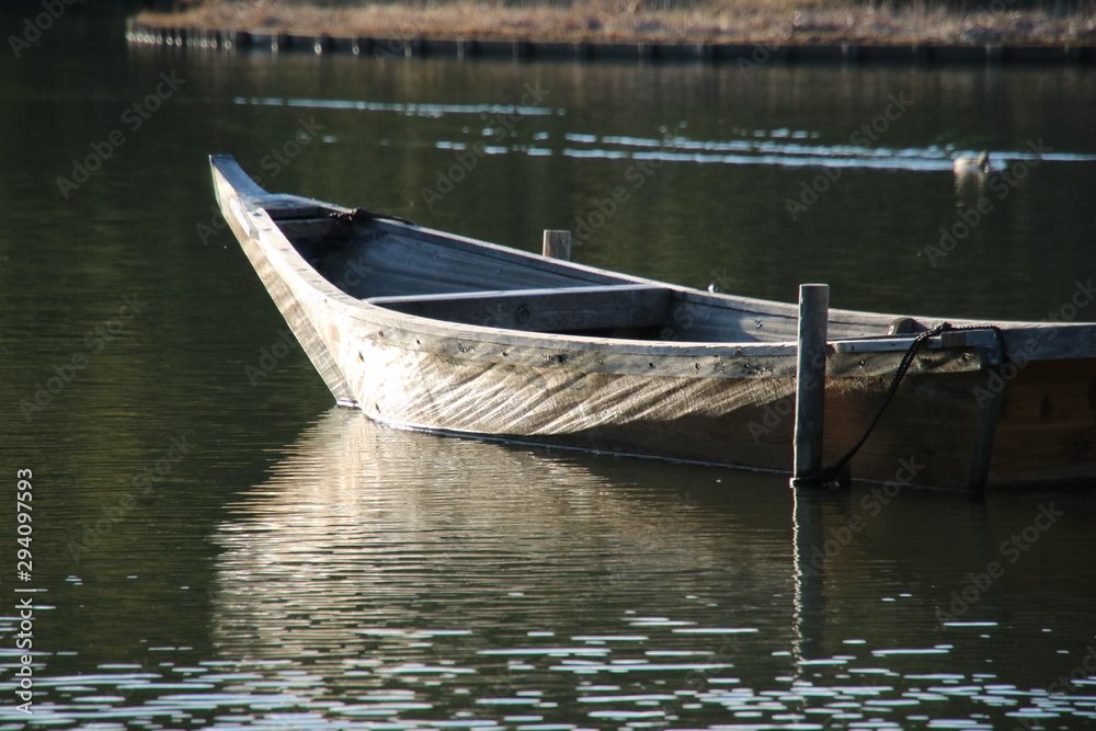 横浜三溪園の池に浮かぶ小舟