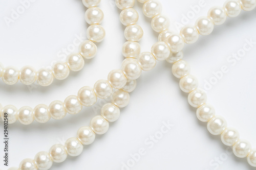 Fototapeta pearl necklace isolated on white