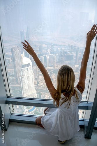 kobieta patrzy na panoramę © DawidFastMan