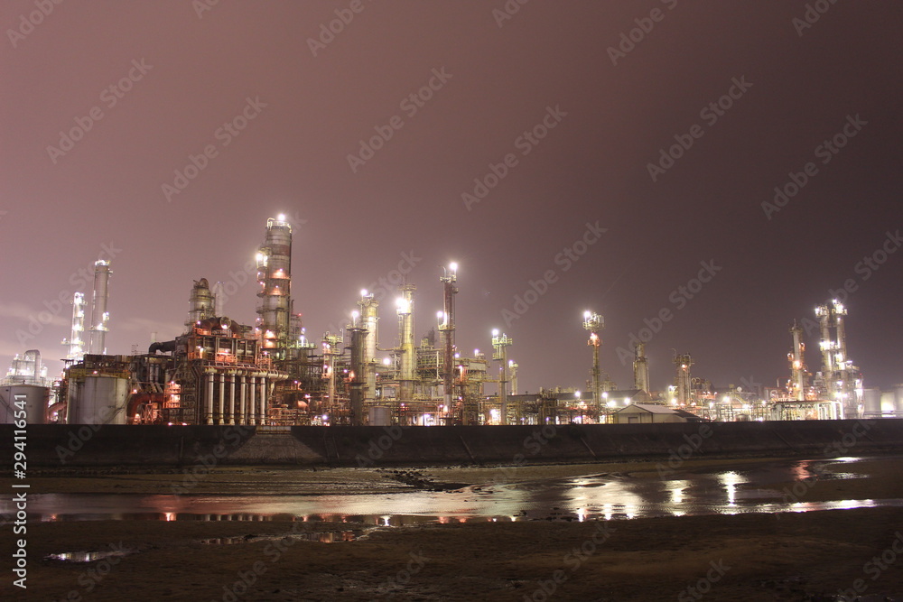 水面に反射する四日市市コンビナートの工場夜景