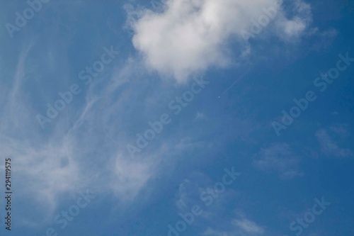 小さな飛行機雲の見える青空 © TKM