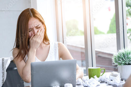Tableau sur toile a office lady feeling sick and nasal congestion with snot and sneeze with tissue
