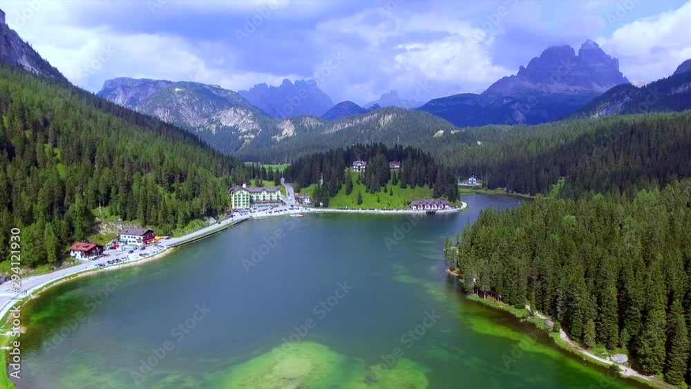 In volo sul lago di Misurina in estate In volo sul lago di Misurina in estate