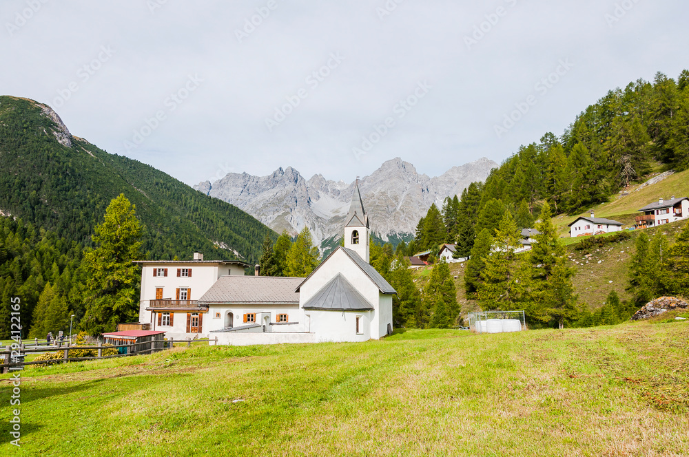 S-Charl, Kirche, Val S-Charl, Nationalpark, Wanderweg, Arvenwald, Unterengadin, Alpen, Sommer, Graubünden, Schweiz