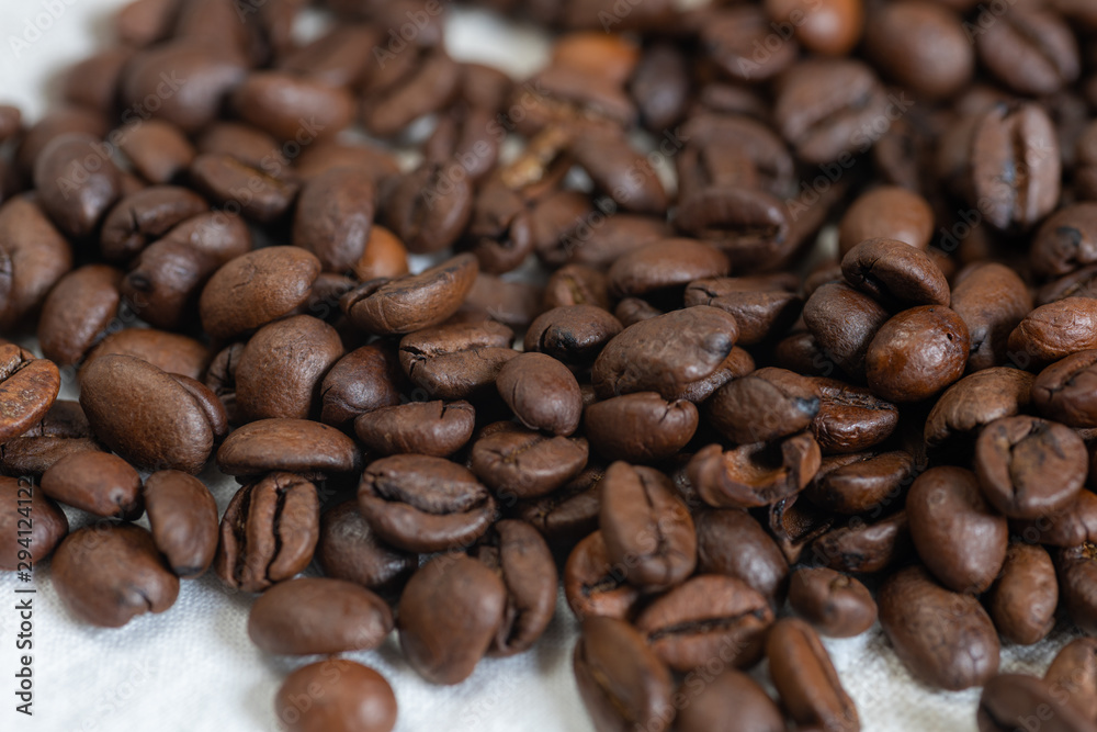 Kaffeebohnen auf weißem Stoff Kaffeebohnen auf weißem Stoff