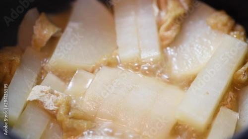 だいこんと油揚げの煮物を作る