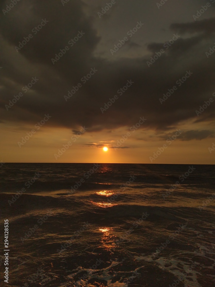 Obraz premium sunset over the sea