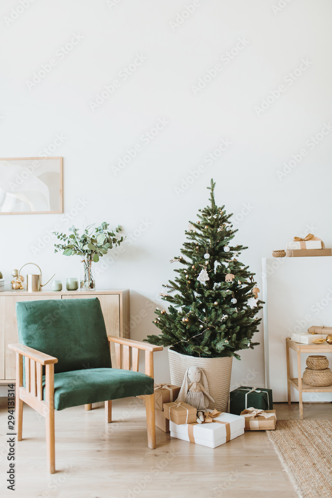 Φωτογραφία Modern interior design living room with Christmas / New Year decorations, toys, gifts, fir tree