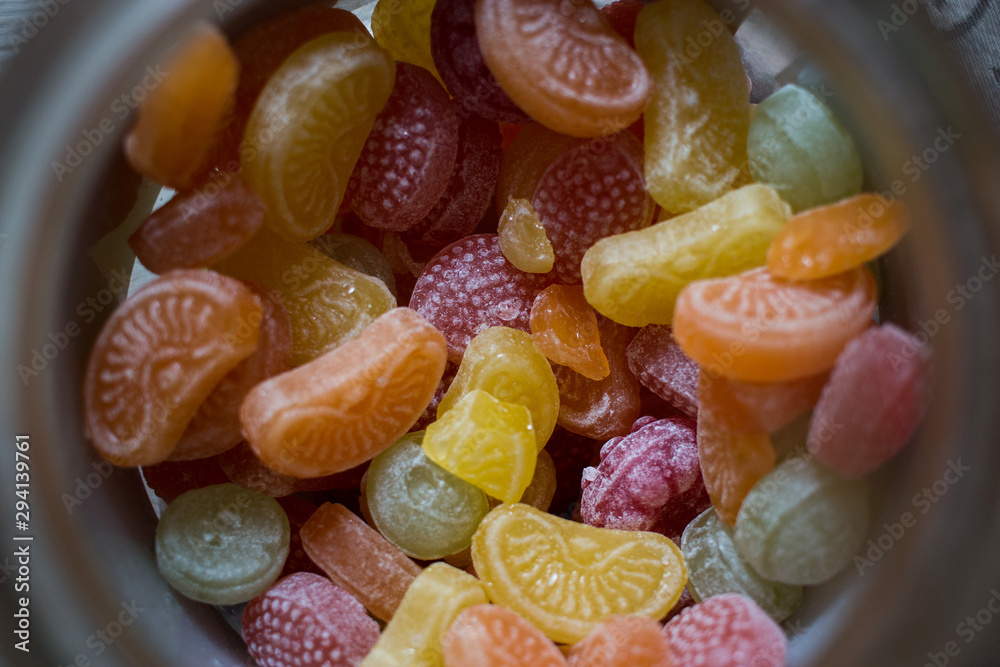 buntes Bonbon Glas Süßigkeiten lecker Photos | Adobe Stock