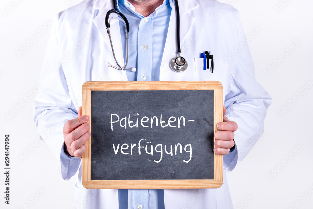 Arzt mit einer Tafel Patientenverfügung Arzt mit einer Tafel Patientenverfügung
