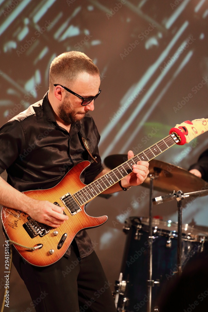 Obraz premium man playing guitar