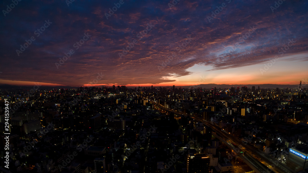 鮮やかな朝焼けと大阪市の街風景