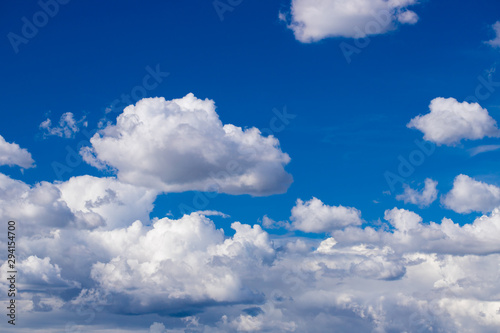 Fototapeta Naklejka Na Ścianę i Meble -  綺麗な夏の青空と雲