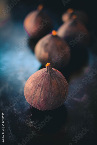 Obraz na płótnie figs on black background w salonie
