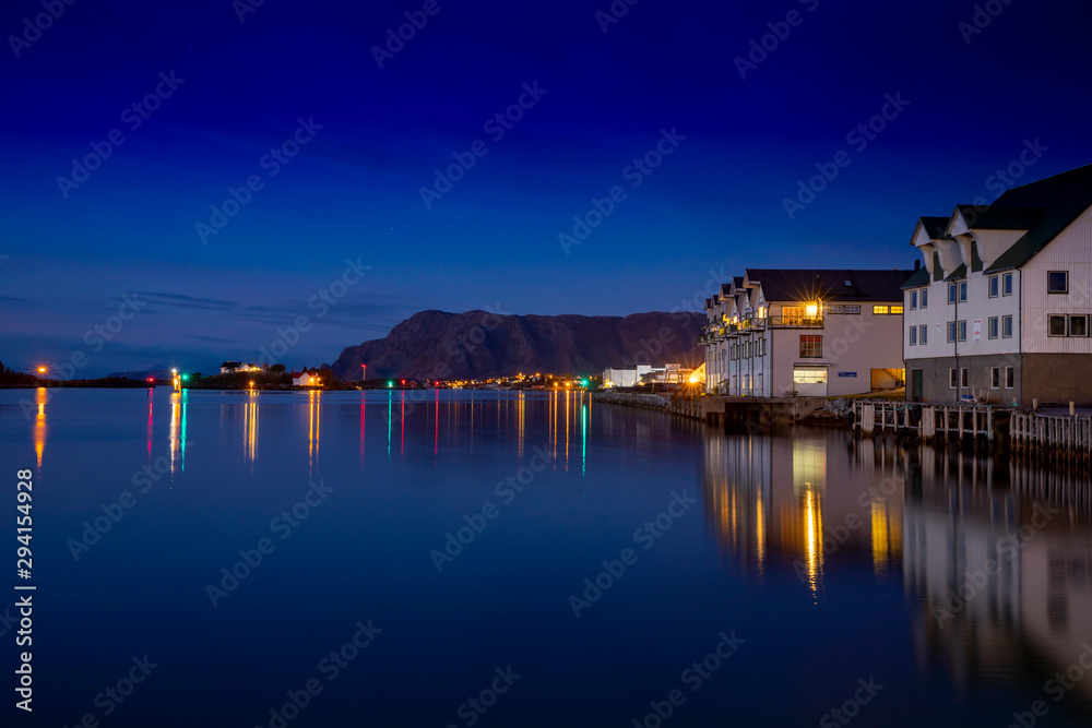 Obraz premium Blue hour in Brønnøysund harbor in Nordland county