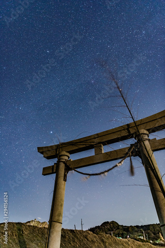千葉県九十九里の満天の星空と大きな鳥居