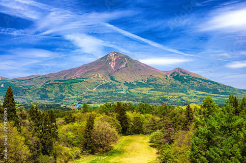 福島県・猪苗代町 新緑の磐梯山の風景