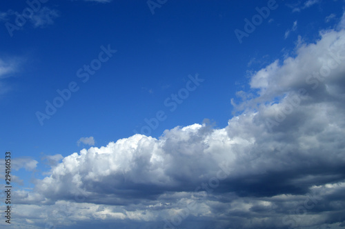Fototapeta Naklejka Na Ścianę i Meble -  Nubes en cielo azul