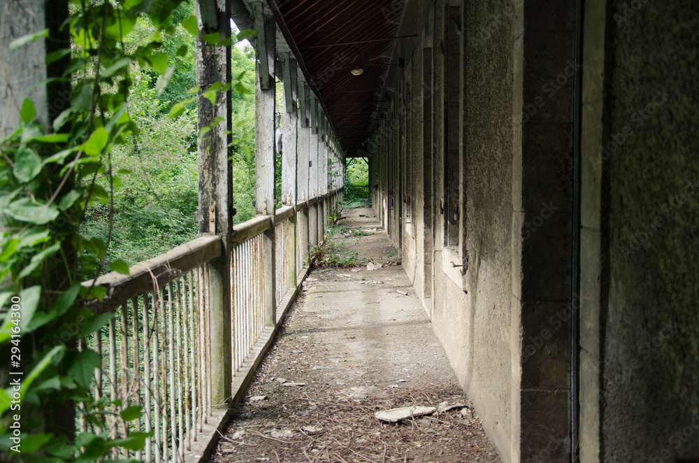 vieux balcon d'un logement ouvrier abandonné vieux balcon d'un logement ouvrier abandonné