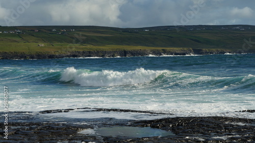 An der Küste  von Irland hohe Wellen