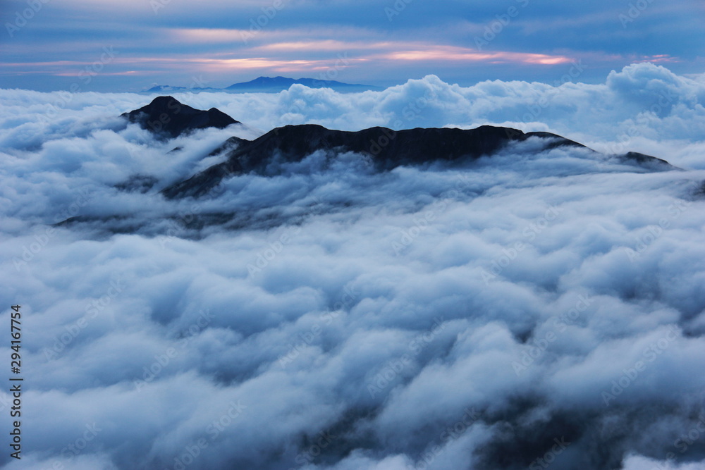 北アルプス　槍ヶ岳山頂からの風景　雲海に浮かぶ笠ヶ岳と白山遠景