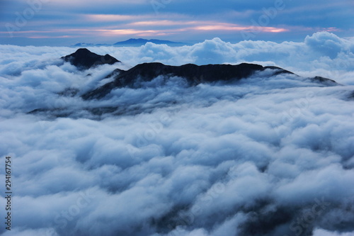 北アルプス 槍ヶ岳山頂からの風景 雲海に浮かぶ笠ヶ岳と白山遠景