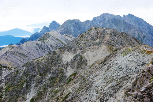 北アルプス　大喰岳山頂からの風景　中岳、南岳越しに穂高連峰への縦走路を望む © DONDON2018