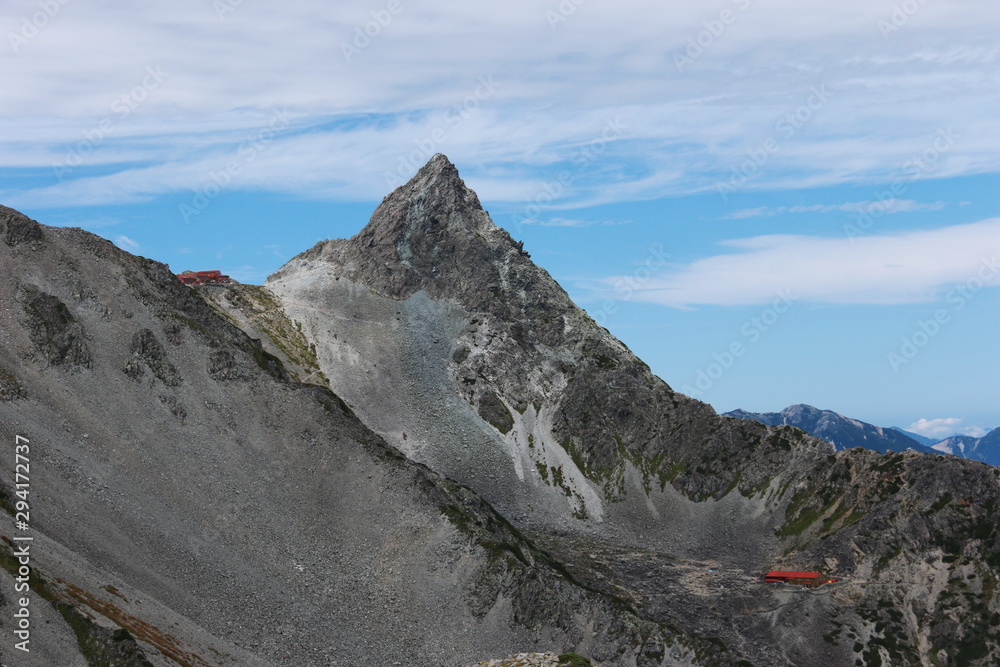 Obraz premium 北アルプス 槍穂高連峰 中岳南岳縦走路からの風景 槍ヶ岳、槍ヶ岳山荘、殺生ヒュッテを望む