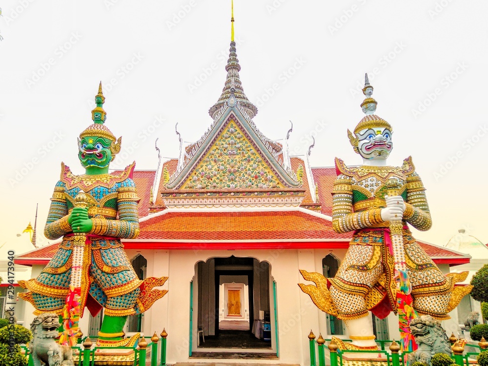 Fototapeta premium Wat Arun temple in thailand
