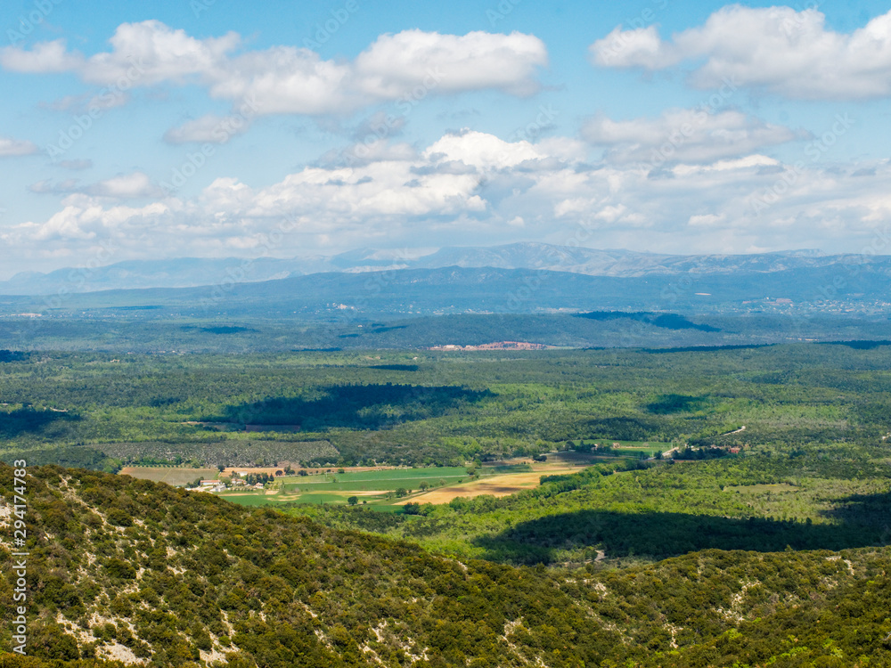 Paysage de Provence. Vue sur les Alpes de Haute-Provence, vallons et collines depuis le chemin de crête vers le Gros Bessillon