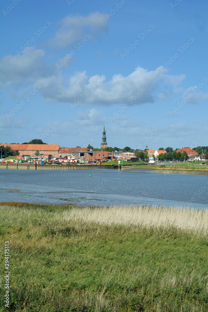 Blick über den Fluss Eider auf Tönning in Nordfriesland,Halbinsel Eiderstedt,Schleswig-Holstein,Deutschland