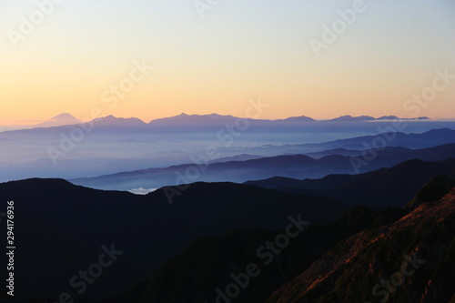 北アルプス 南岳山頂からの風景 朝焼けに映える富士山、南アルプス遠景