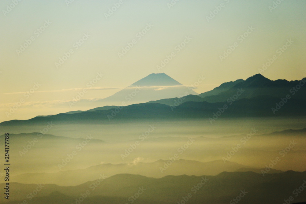 	北アルプス　南岳山頂からの風景　朝靄の富士山、南アルプス遠景
