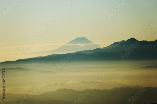  北アルプス 南岳山頂からの風景 朝靄の富士山、南アルプス遠景